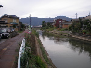 西川と弥彦山
